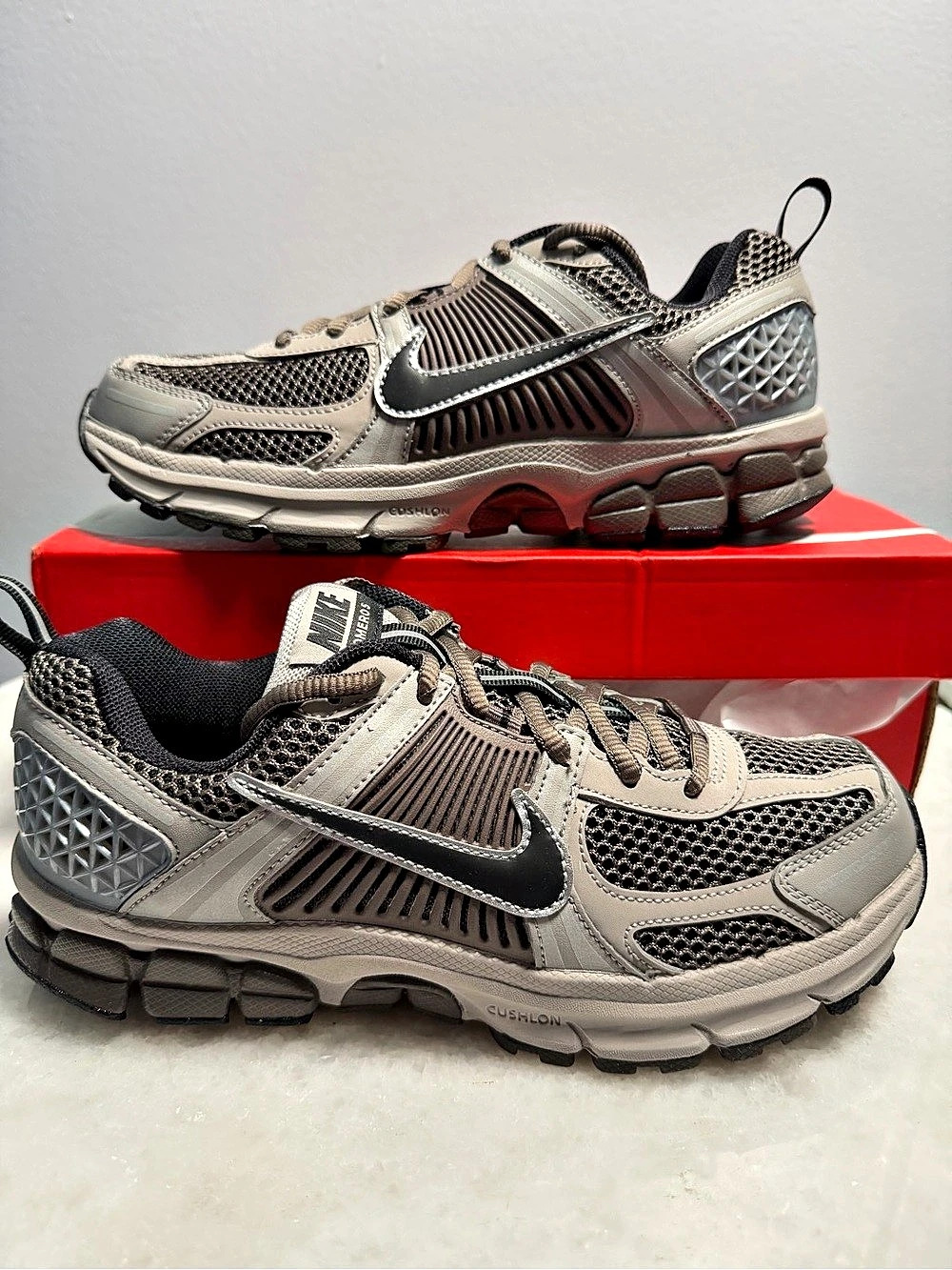 Nike Zoom Vomero 5 (GS) College Grey/Cave Stone ZoomUS 6Y Gray or 7.5 women